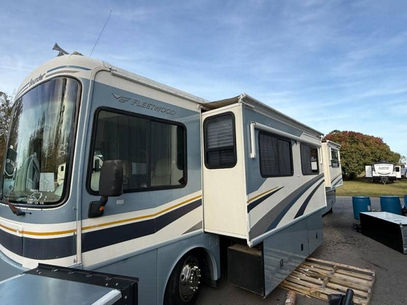 2004 Fleetwood 2004 Fleetwood Bounder - thumbnail 3