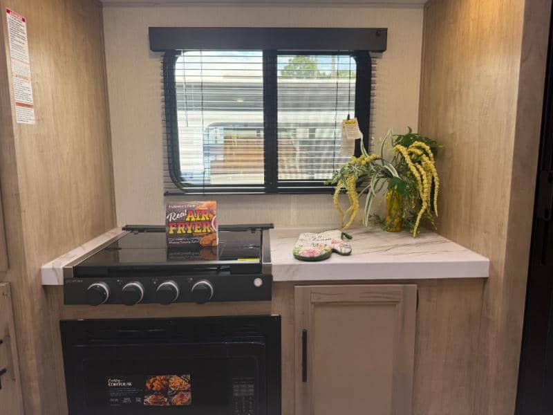 2026 Forest River 2026 Forest River Cherokee Wolf Den - thumbnail 12