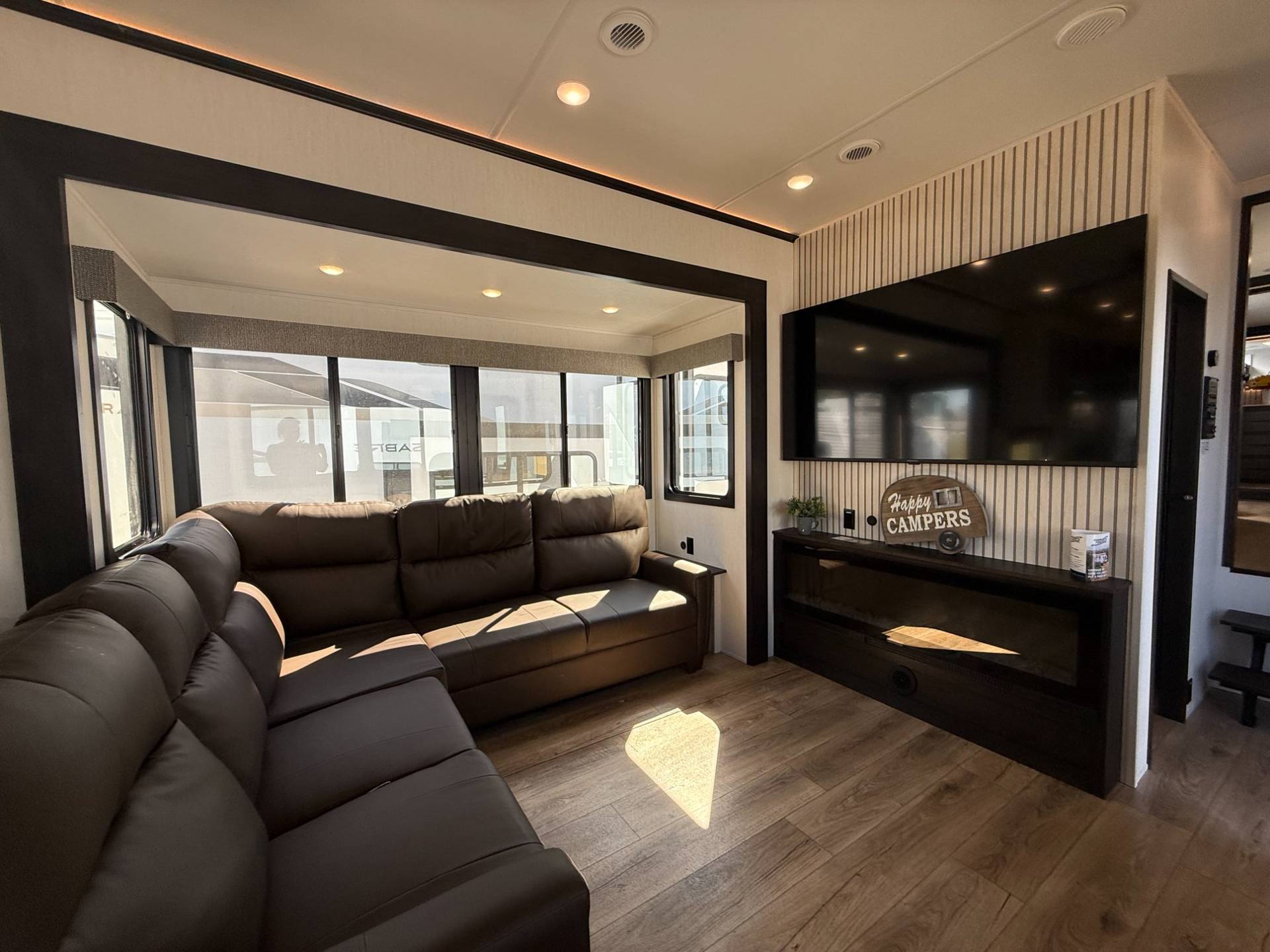 2026 Forest River 2026 Forest River Sabre - thumbnail 16