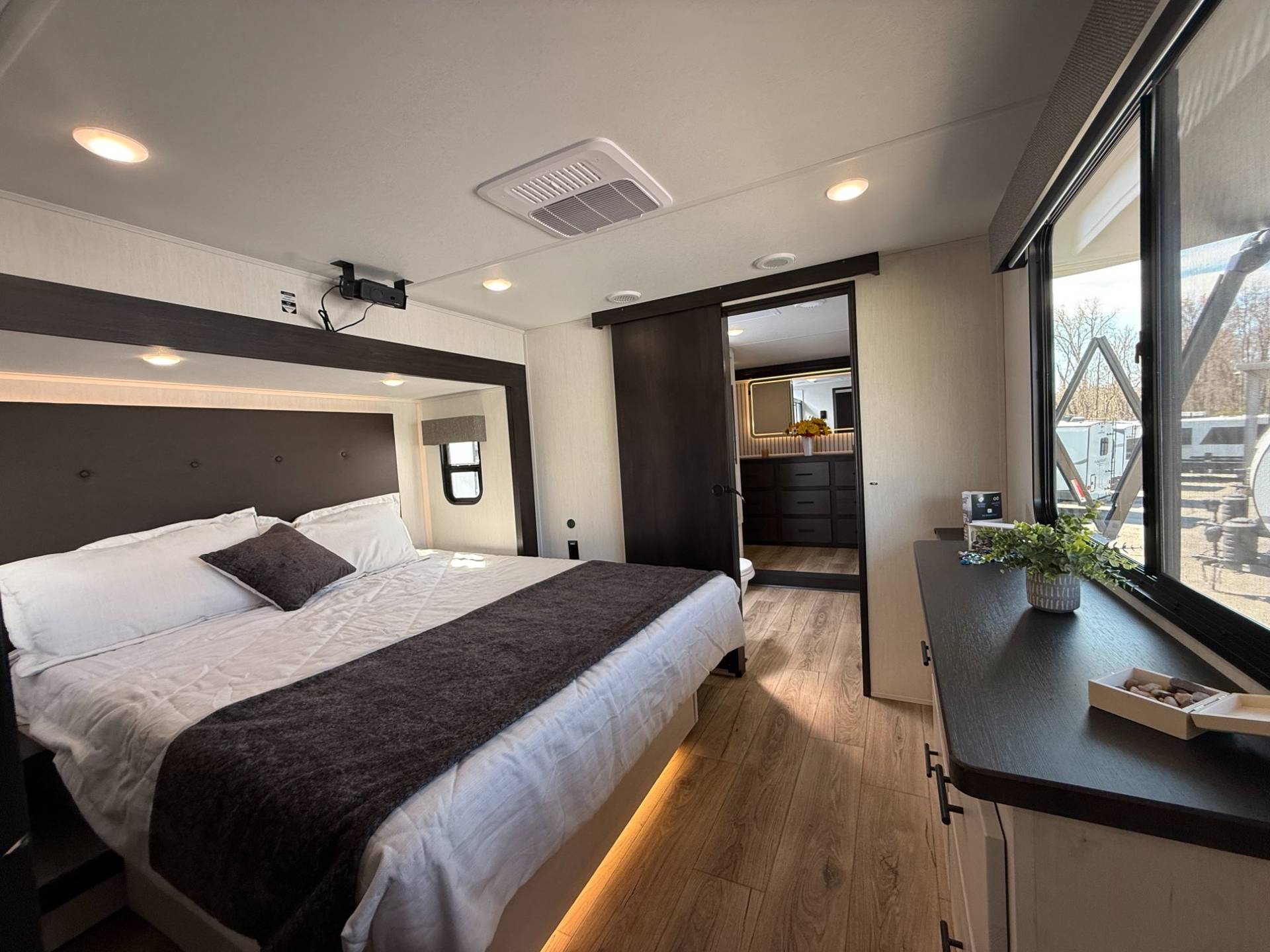 2026 Forest River 2026 Forest River Sabre - thumbnail 24