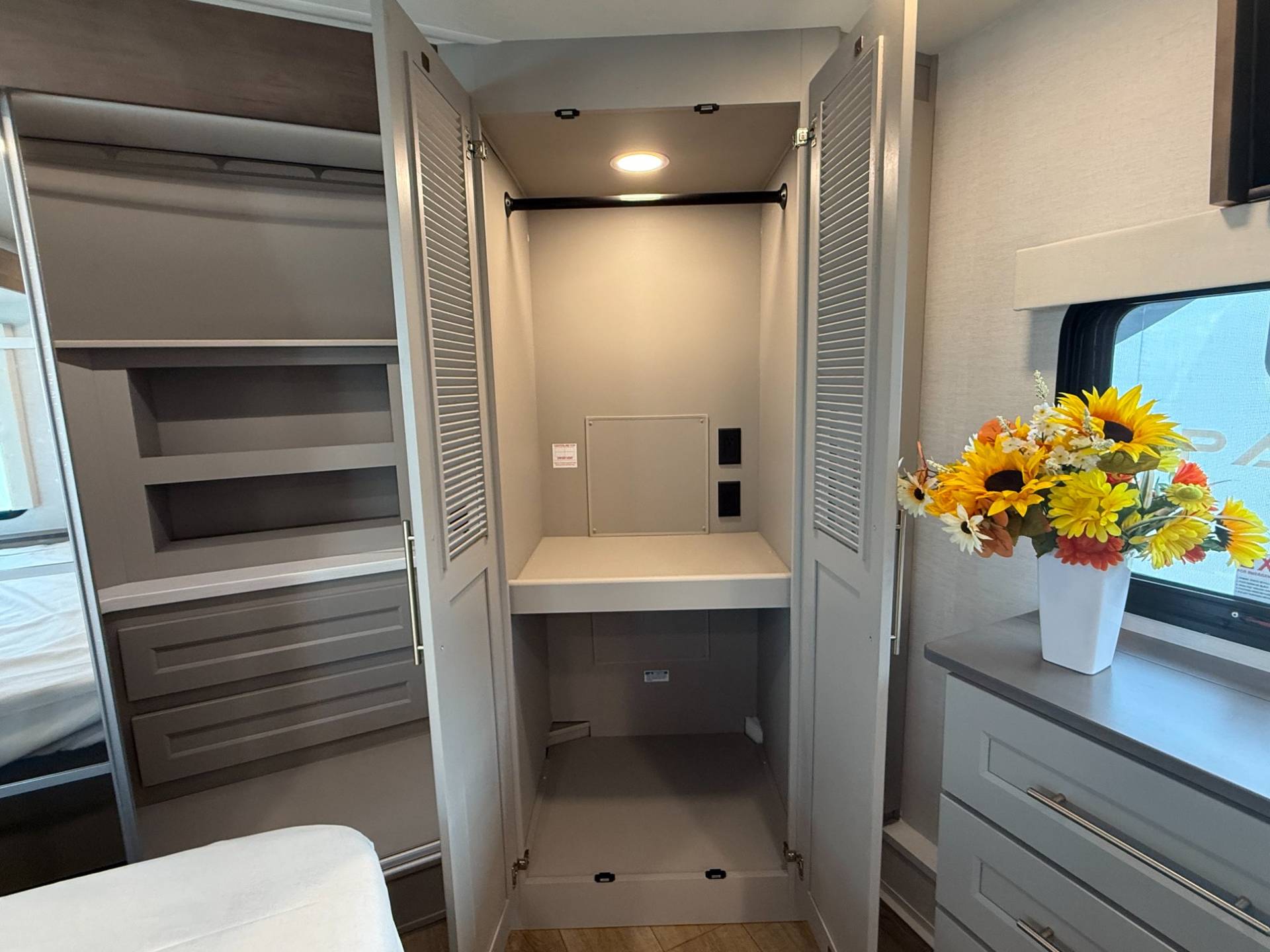 2026 Alliance RV 2026 Alliance RV Paradigm - thumbnail 35