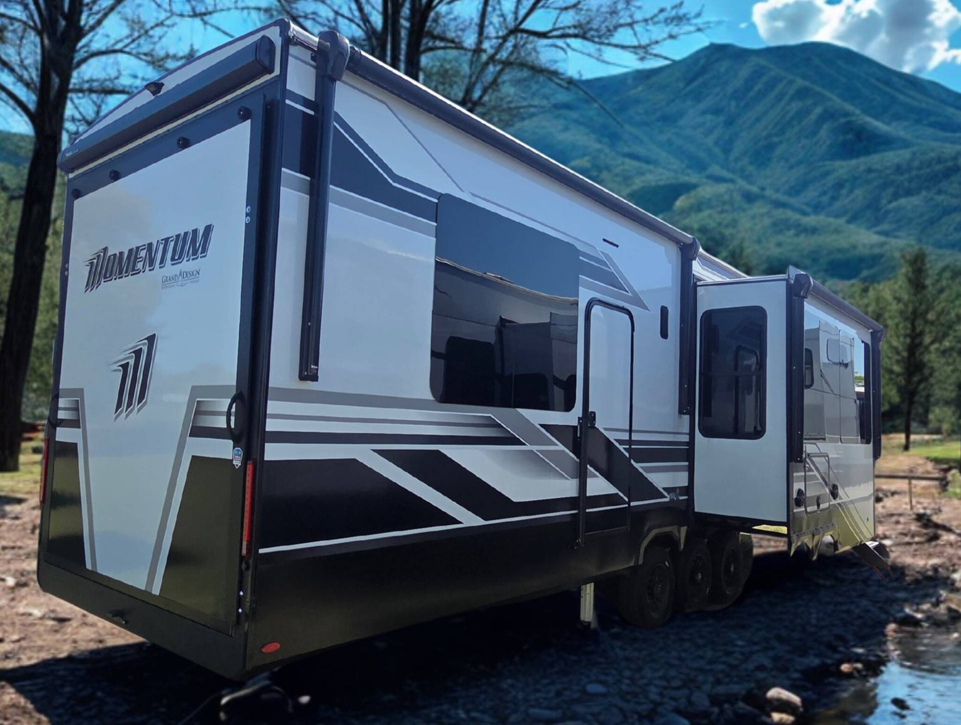 2026 Grand Design 2026 Grand Design Momentum M-Class - thumbnail 3