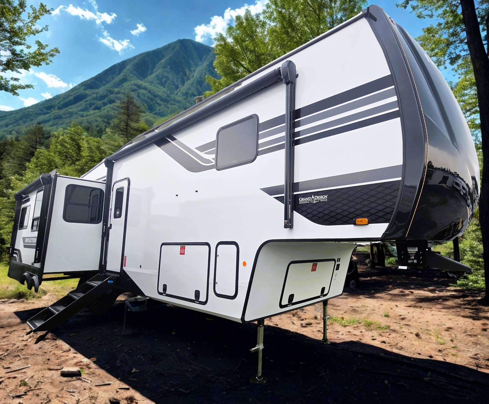 2026 Grand Design 2026 Grand Design Reflection - thumbnail 1