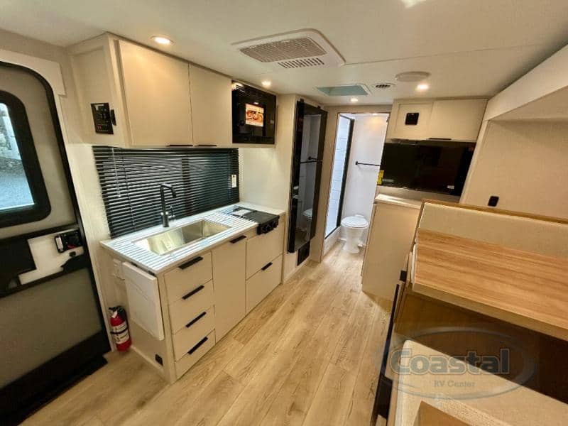 2026 Winnebago 2026 Winnebago Micro Minnie - thumbnail 4