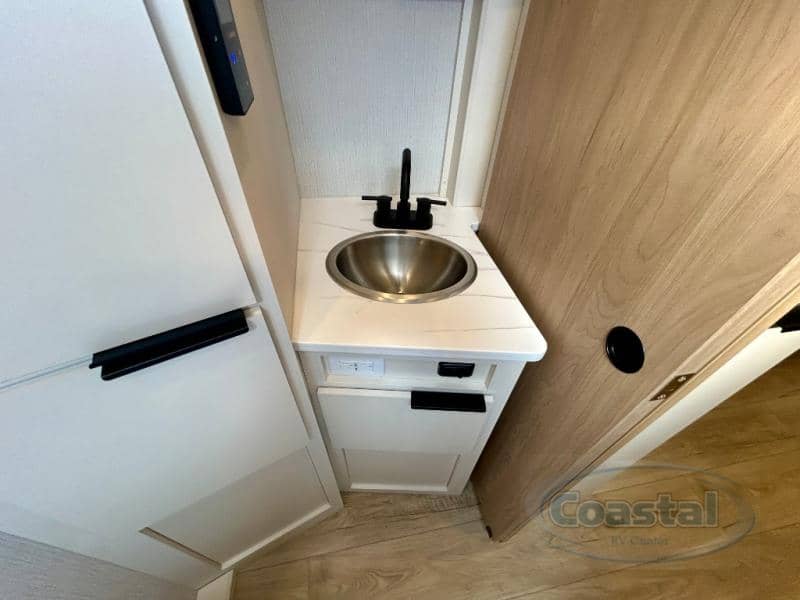 2026 Winnebago 2026 Winnebago Micro Minnie - thumbnail 23