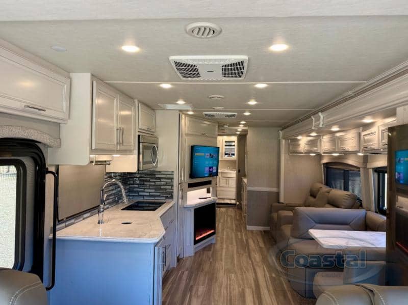 2023 Fleetwood 2023 Fleetwood Pace Arrow - thumbnail 3