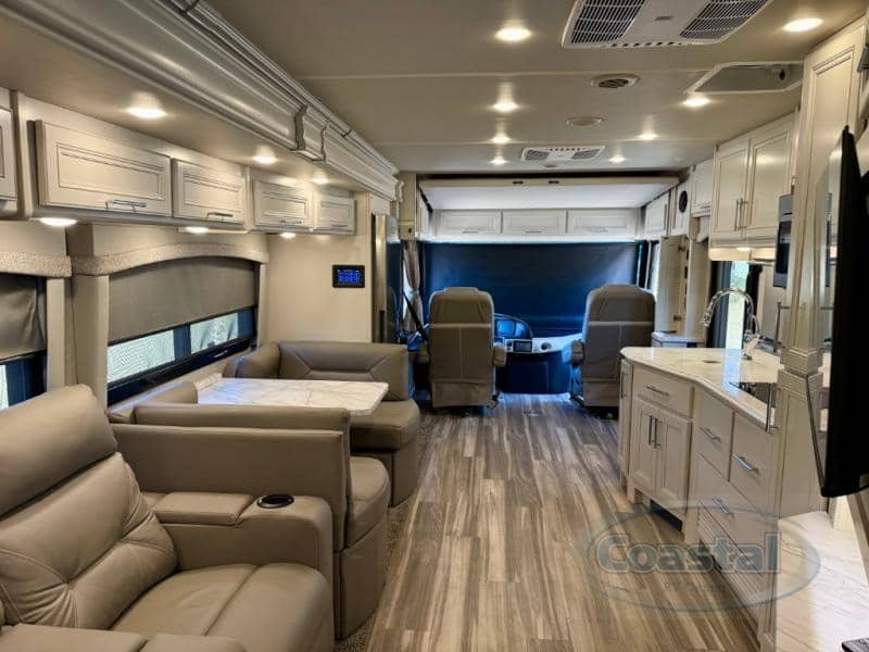 2023 Fleetwood 2023 Fleetwood Pace Arrow - thumbnail 4