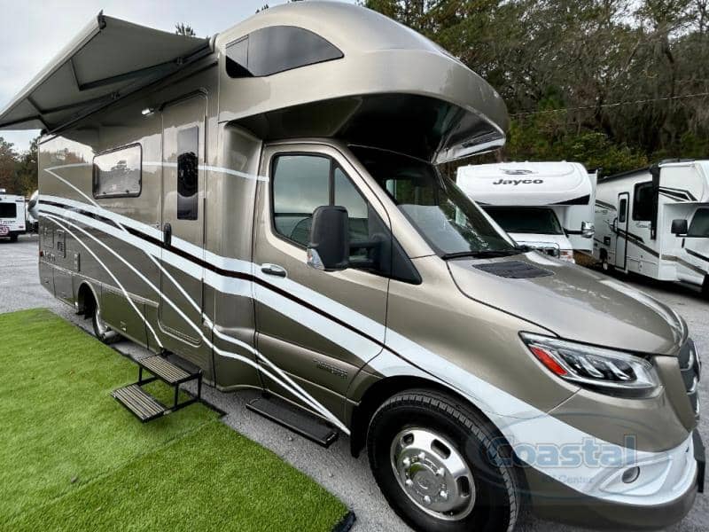 2021 Winnebago 2021 Winnebago Navion - thumbnail 1