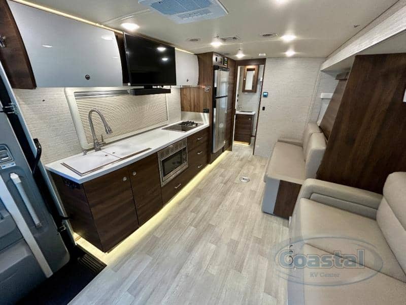 2021 Winnebago 2021 Winnebago Navion - thumbnail 4