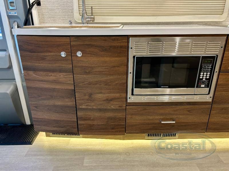 2021 Winnebago 2021 Winnebago Navion - thumbnail 12