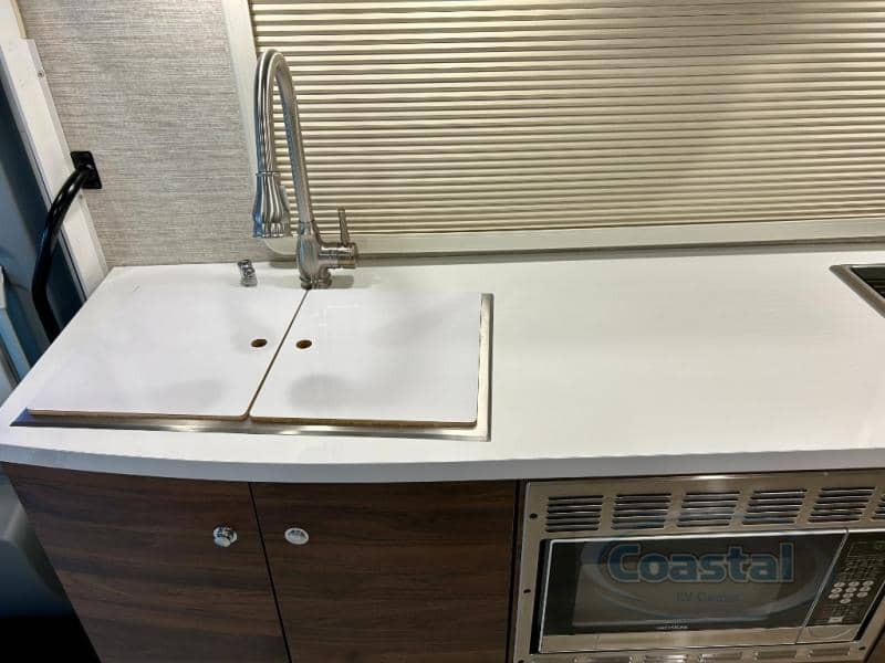 2021 Winnebago 2021 Winnebago Navion - thumbnail 14