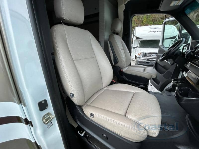 2021 Winnebago 2021 Winnebago Navion - thumbnail 34