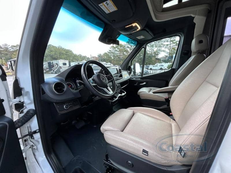 2021 Winnebago 2021 Winnebago Navion - thumbnail 36