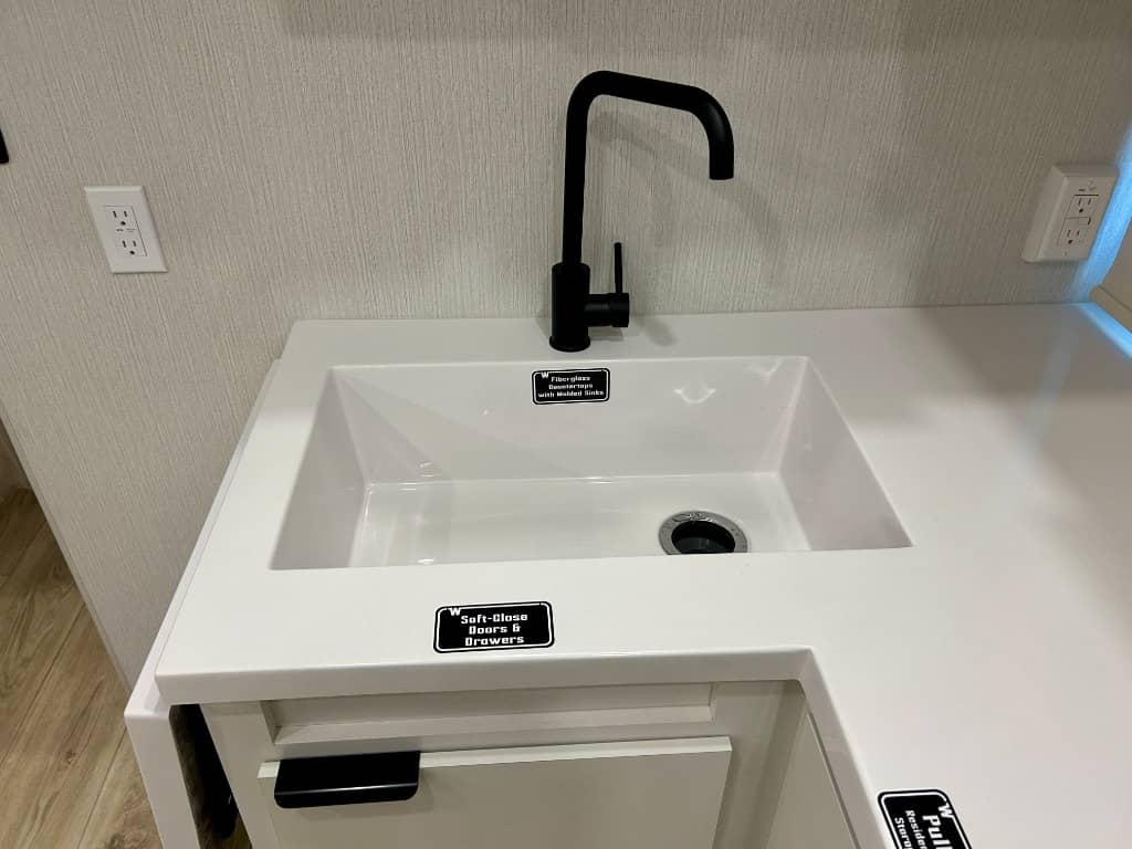 2026 Winnebago 2026 Winnebago Thrive - thumbnail 17