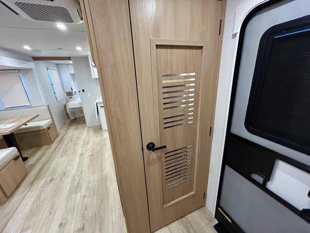 2026 Winnebago 2026 Winnebago Thrive - thumbnail 23