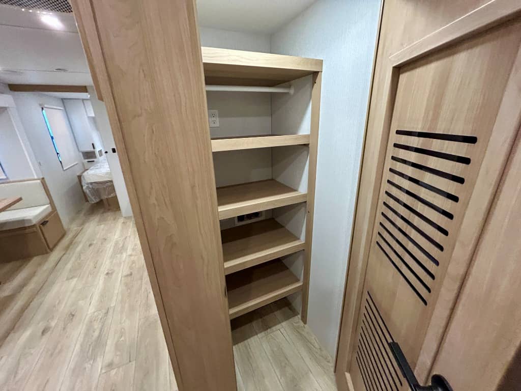 2026 Winnebago 2026 Winnebago Thrive - thumbnail 24