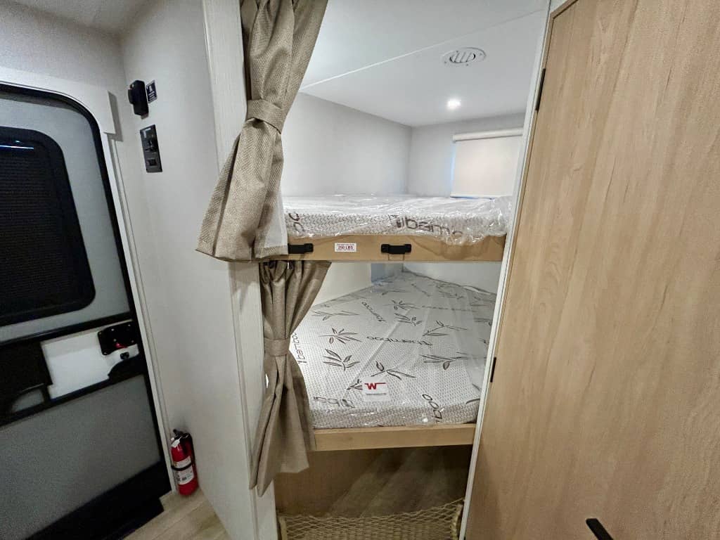 2026 Winnebago 2026 Winnebago Thrive - thumbnail 25