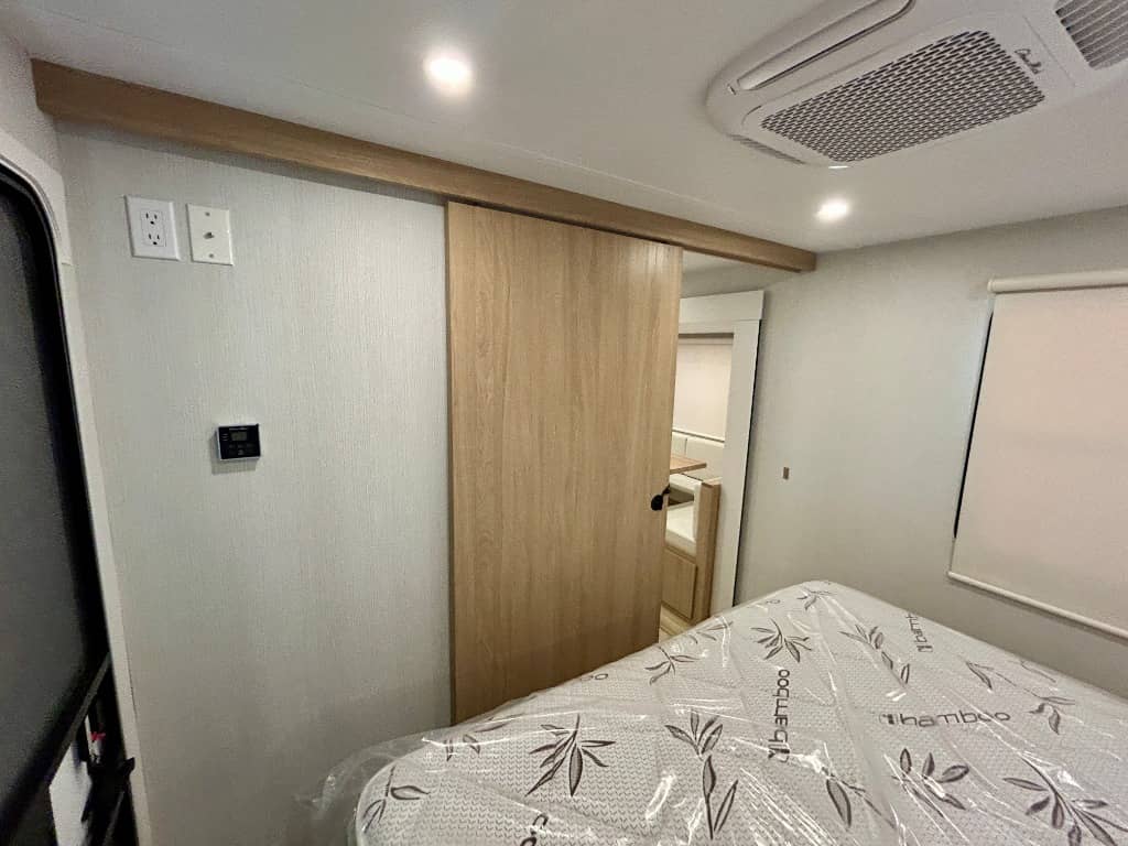 2026 Winnebago 2026 Winnebago Thrive - thumbnail 32