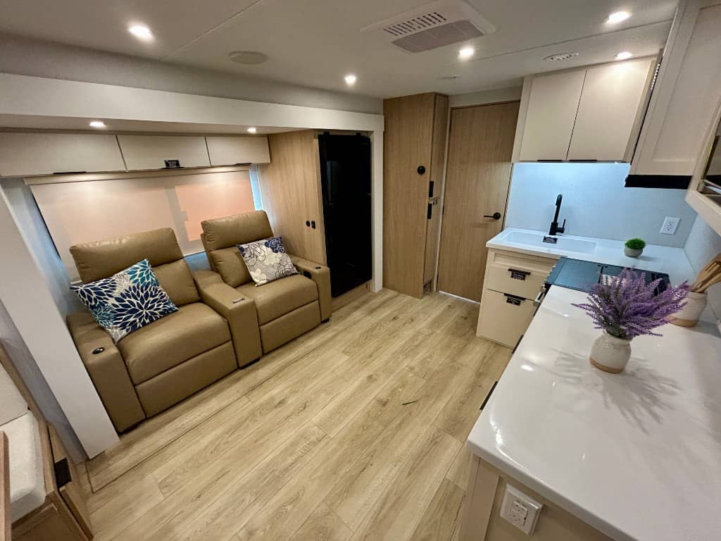 2026 Winnebago 2026 Winnebago Thrive - thumbnail 3