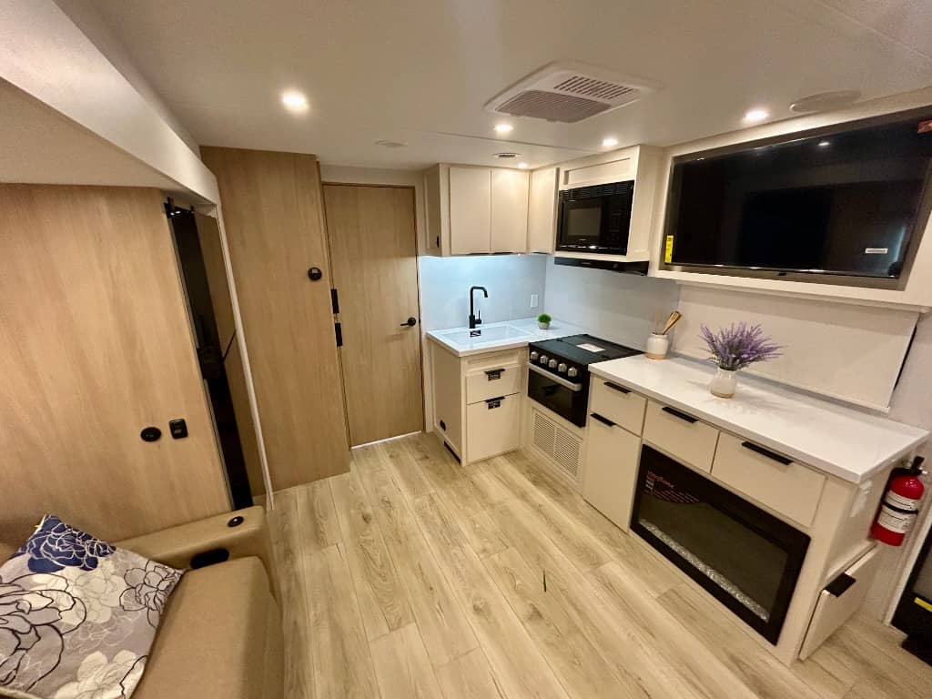 2026 Winnebago 2026 Winnebago Thrive - thumbnail 6