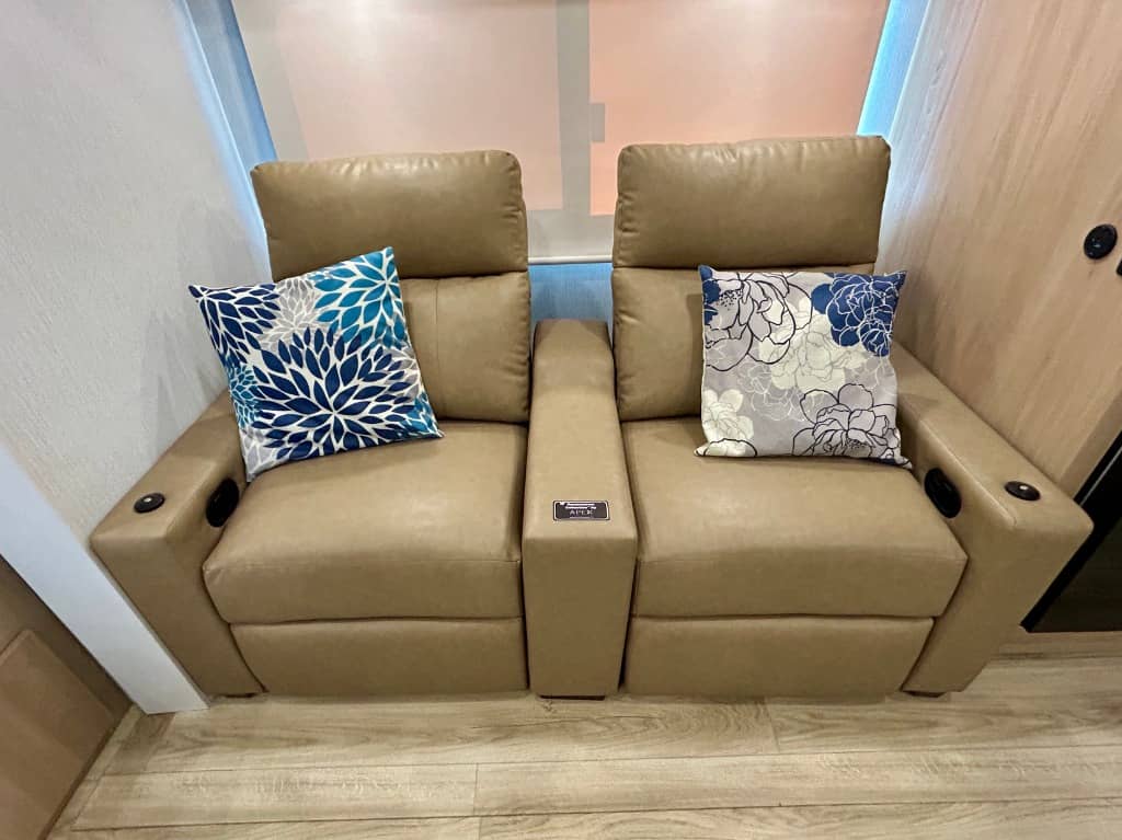 2026 Winnebago 2026 Winnebago Thrive - thumbnail 10