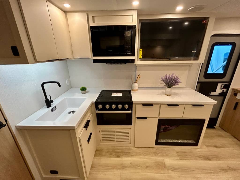 2026 Winnebago 2026 Winnebago Thrive - thumbnail 13