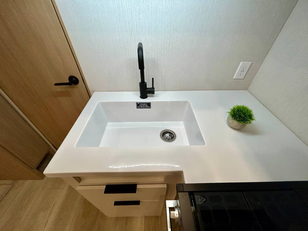 2026 Winnebago 2026 Winnebago Thrive - thumbnail 21