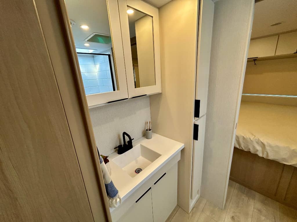 2026 Winnebago 2026 Winnebago Thrive - thumbnail 24