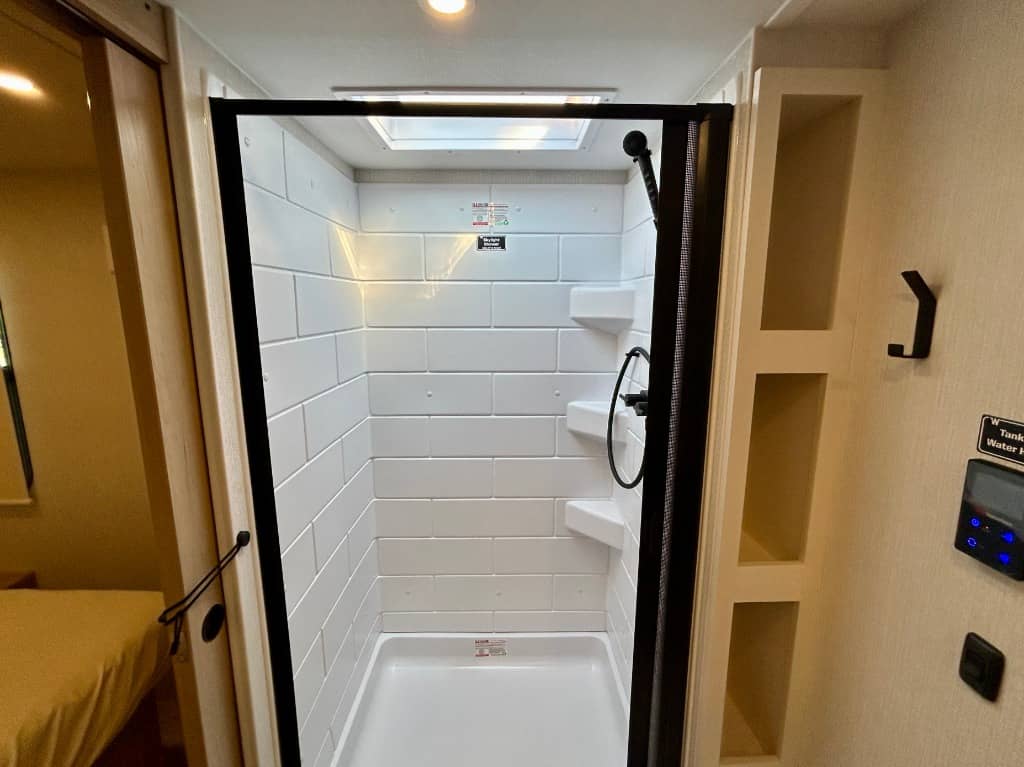 2026 Winnebago 2026 Winnebago Thrive - thumbnail 28