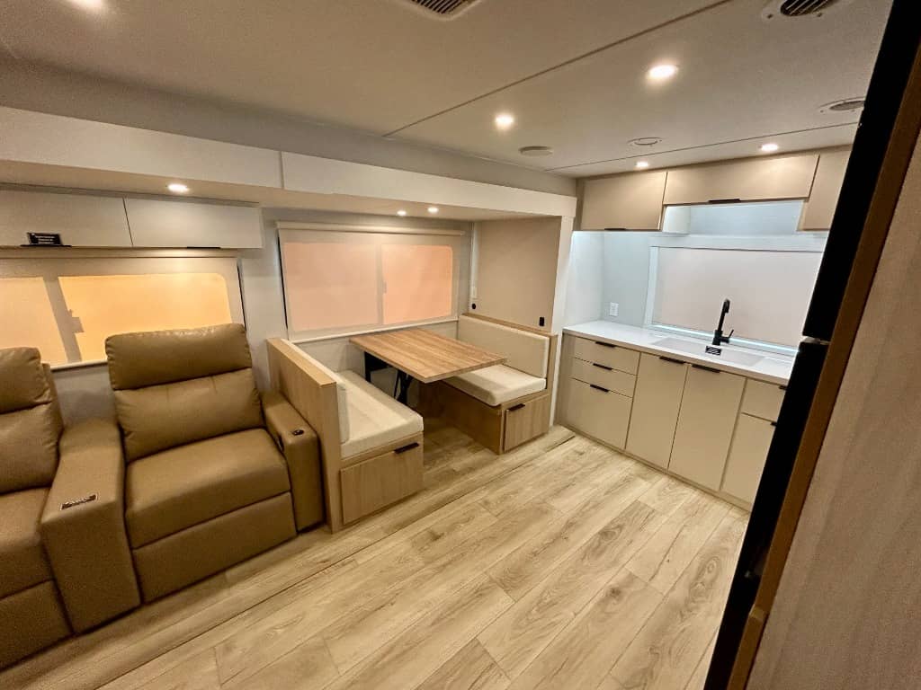 2026 Winnebago 2026 Winnebago Thrive - thumbnail 3