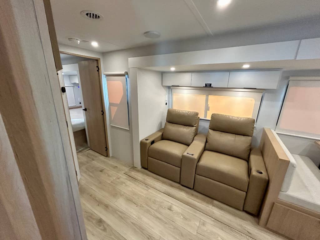 2026 Winnebago 2026 Winnebago Thrive - thumbnail 4