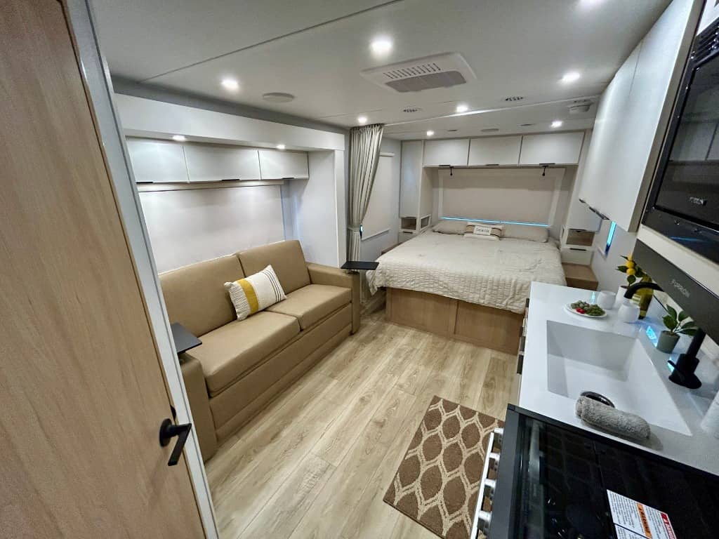 2026 Winnebago 2026 Winnebago Thrive - thumbnail 3