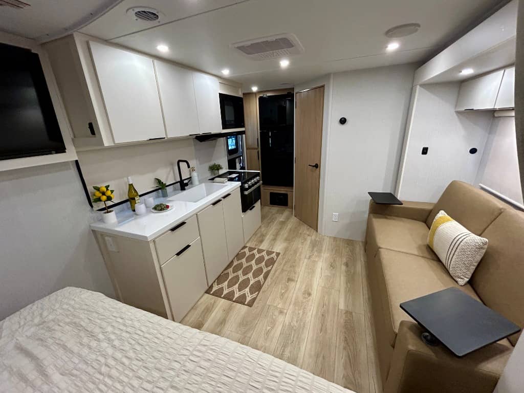 2026 Winnebago 2026 Winnebago Thrive - thumbnail 5