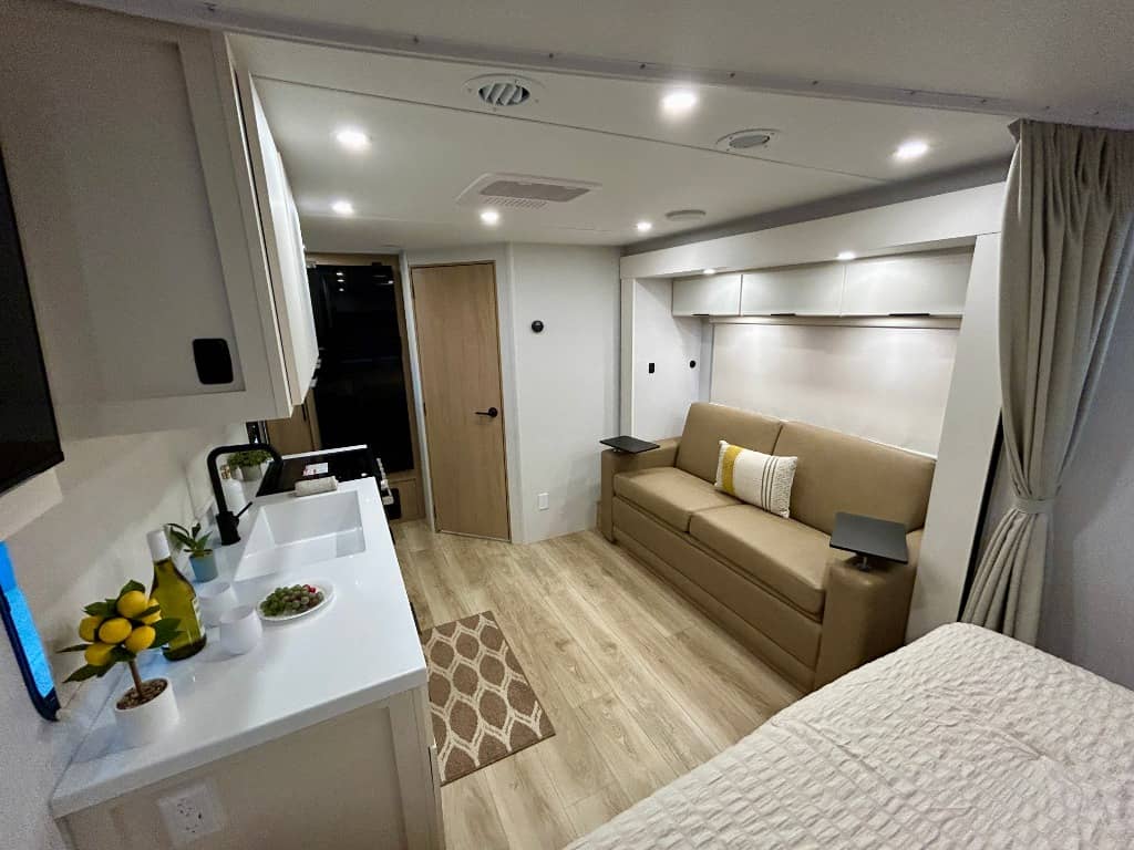 2026 Winnebago 2026 Winnebago Thrive - thumbnail 6