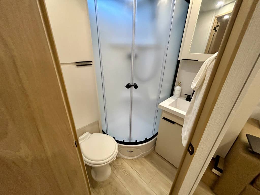 2026 Winnebago 2026 Winnebago Thrive - thumbnail 19