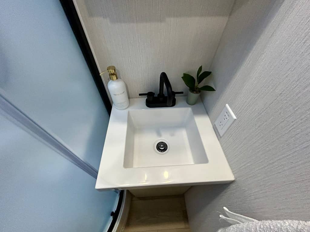 2026 Winnebago 2026 Winnebago Thrive - thumbnail 22