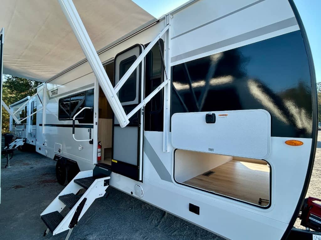 2026 Winnebago 2026 Winnebago Thrive - thumbnail 1