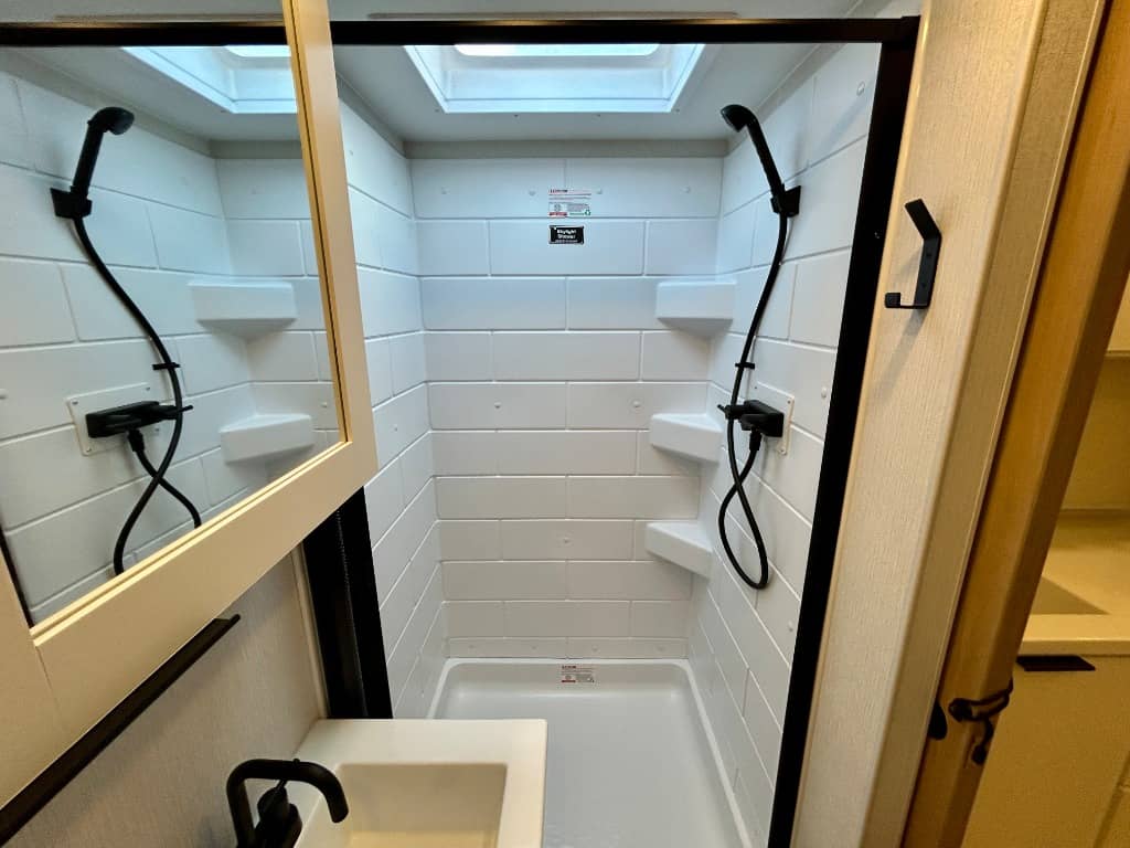 2026 Winnebago 2026 Winnebago Thrive - thumbnail 24