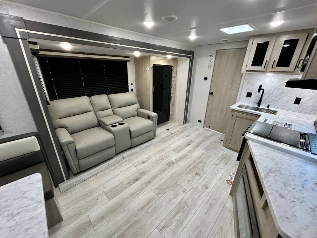 2026 East to West 2026 East to West Della Terra - thumbnail 3