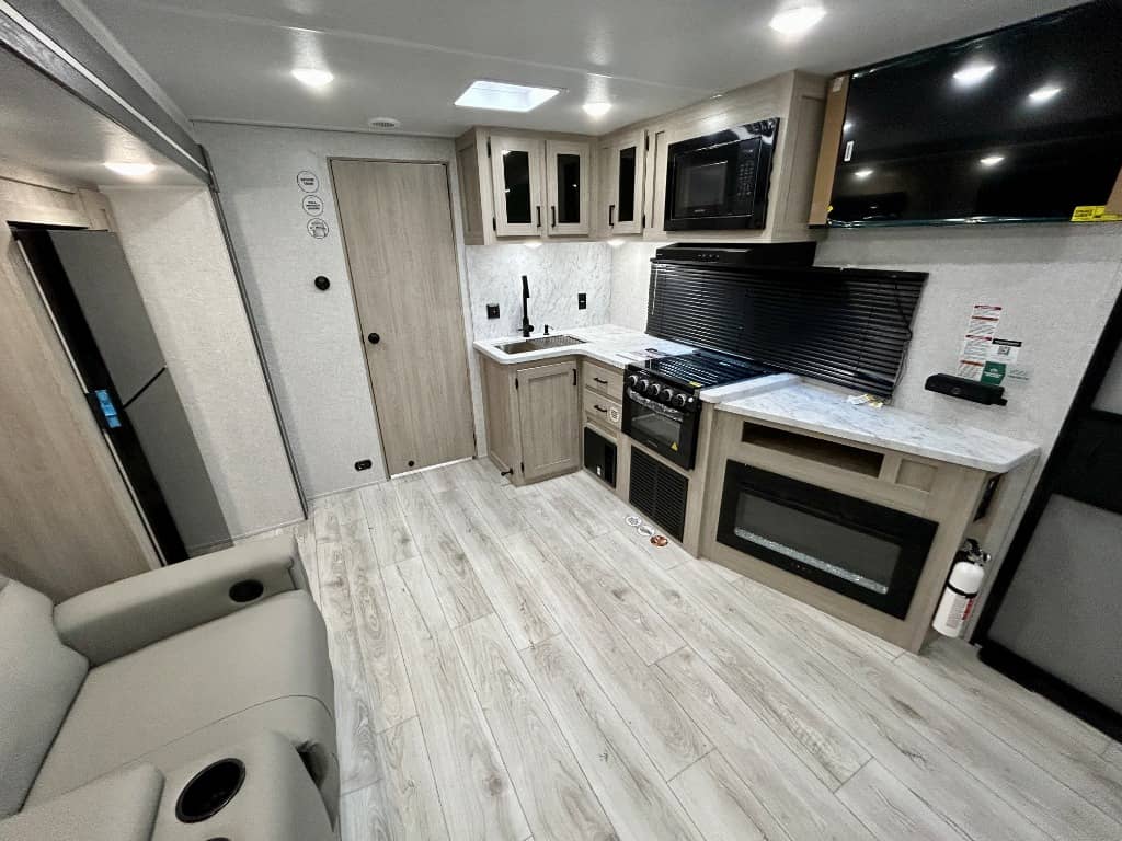 2026 East to West 2026 East to West Della Terra - thumbnail 4