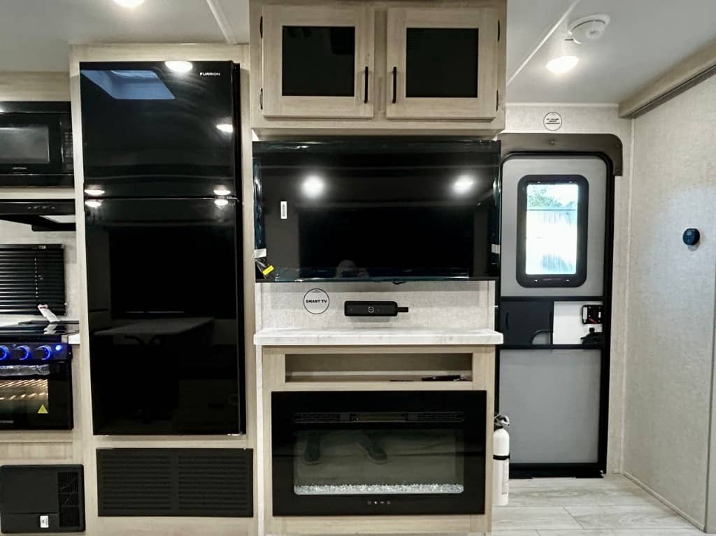 2026 East to West 2026 East to West Della Terra - thumbnail 9