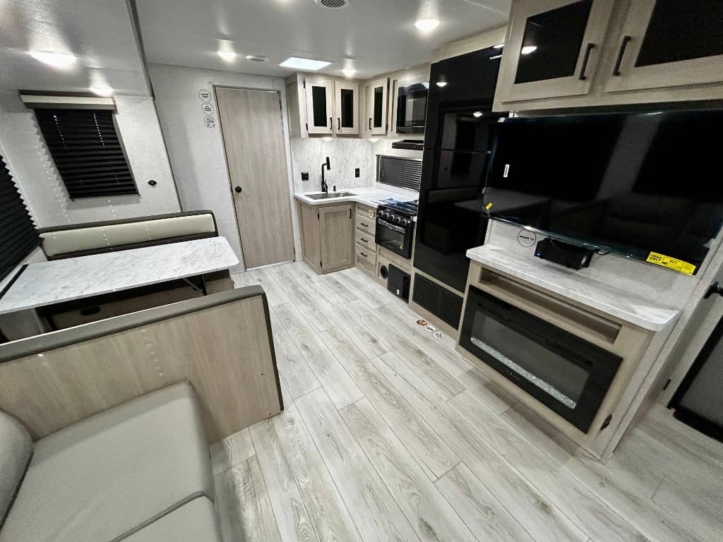 2026 East to West 2026 East to West Della Terra - thumbnail 4