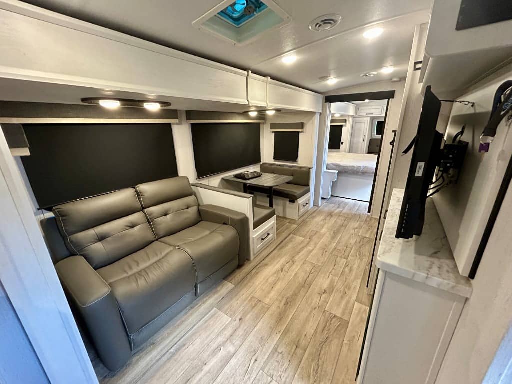 2025 Dutchmen 2025 Dutchmen Astoria - thumbnail 3