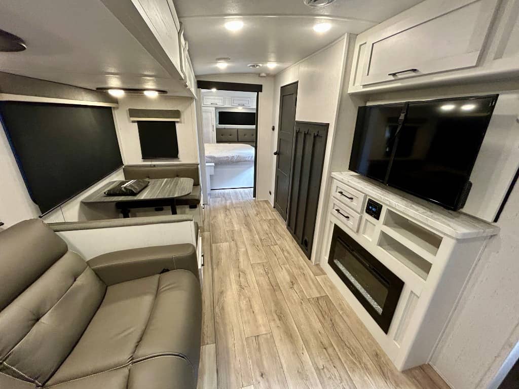 2025 Dutchmen 2025 Dutchmen Astoria - thumbnail 4