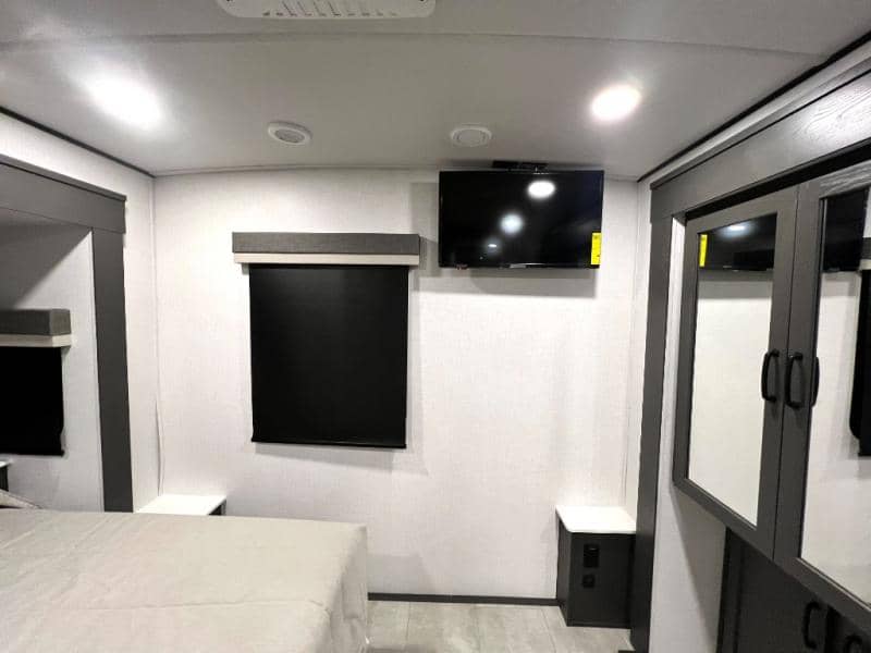 2025 Forest River 2025 Forest River Rockwood Signature - thumbnail 4