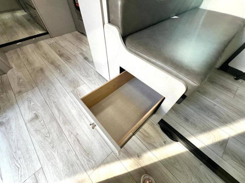 2025 Coachmen 2025 Coachmen Entourage - thumbnail 19