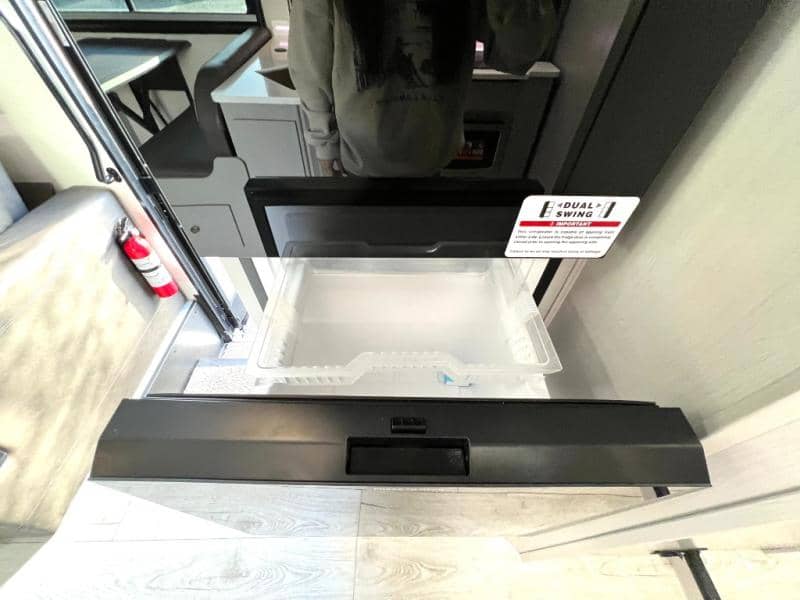 2025 Coachmen 2025 Coachmen Entourage - thumbnail 28