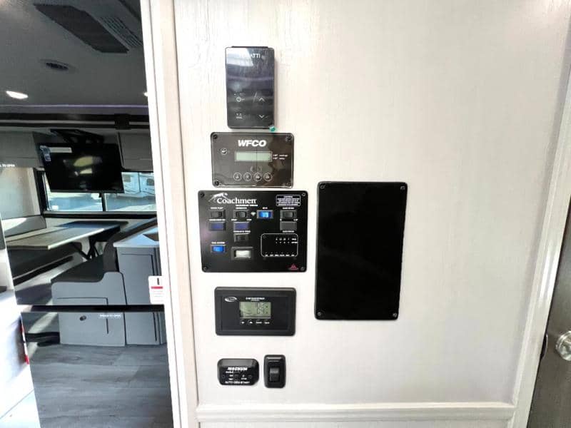 2025 Coachmen 2025 Coachmen Entourage - thumbnail 36