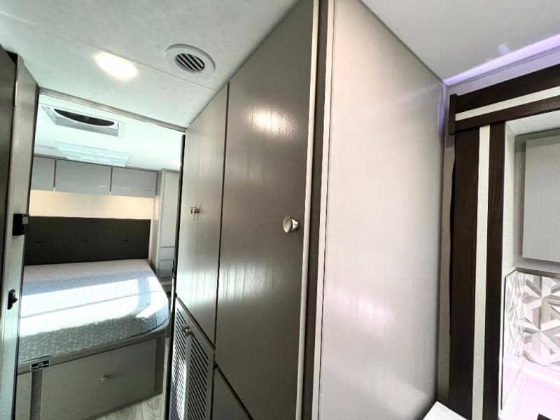 2025 Coachmen 2025 Coachmen Entourage - thumbnail 38