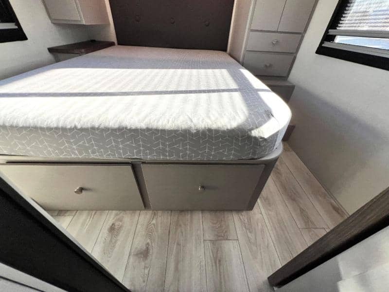 2025 Coachmen 2025 Coachmen Entourage - thumbnail 59